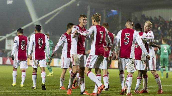 时政Vlog丨国际贵宾齐聚尔滨 第一视角打卡合影现场.